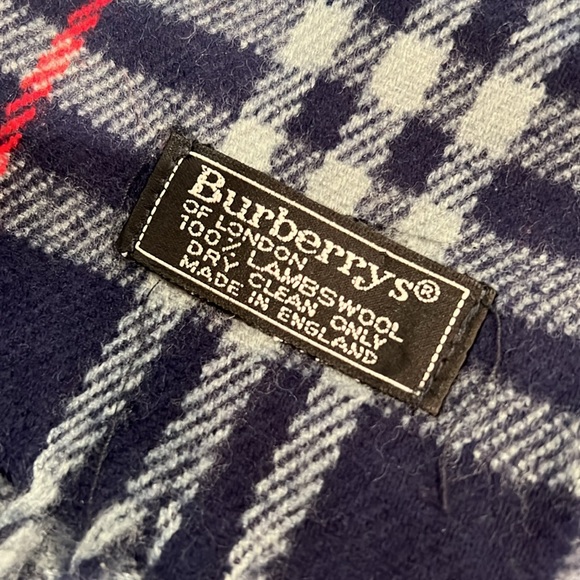 Burberrys of London lambs wool scarf - Picture 3 of 3